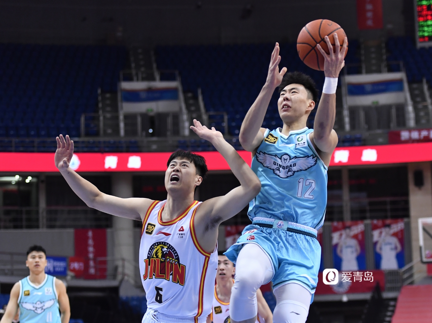 CBA常规赛赛程吃紧；亚特兰大冲刺阶段单刀错失；气氛紧张；临场指挥获称赞的简单介绍