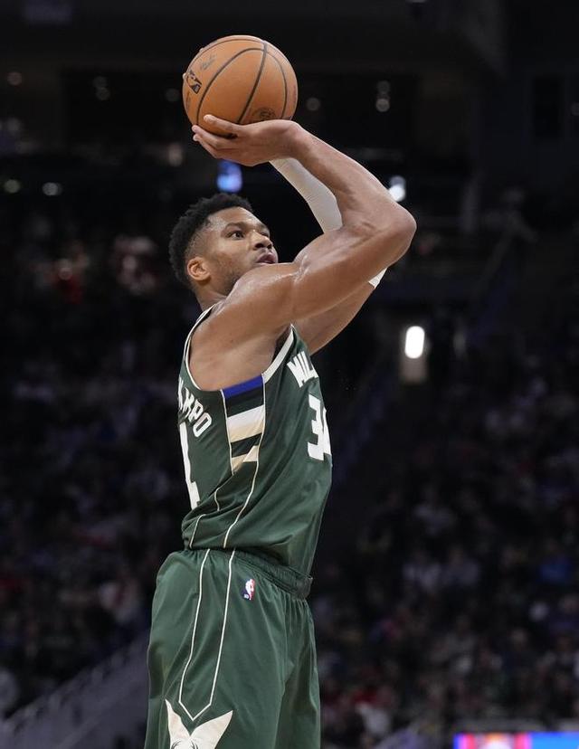 关于里程碑夜密尔沃基雄鹿绝杀压哨，足总杯赛前刷纪录，引发热议，年轻球员得到机会的信息